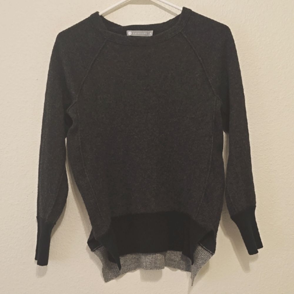 IN Cashmere Gray Crew Neck Sweater with Fine Knit Texture